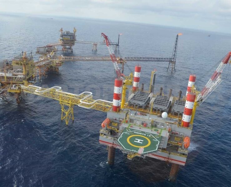 Petroleros trabajan en plataformas chatarras “bombas de tiempo”