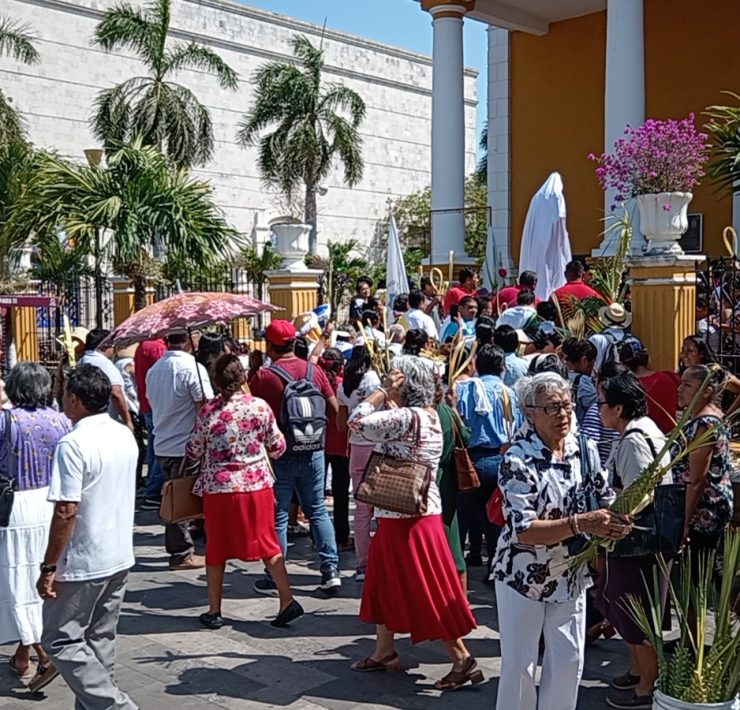 Católicos carmelitas celebran el Domingo de Ramos