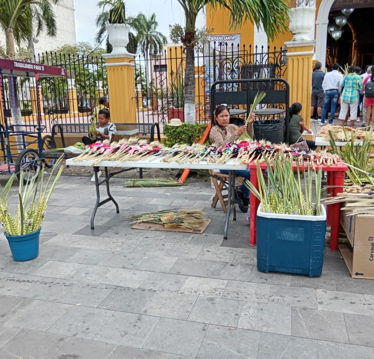Artesanos comercializaron figuras de palmas en este Domingo de Ramos