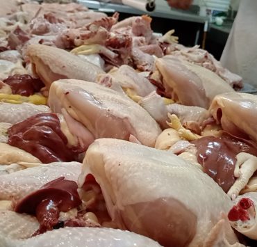 En riesgo la salud de personas que compran pollos al comercio ambulante