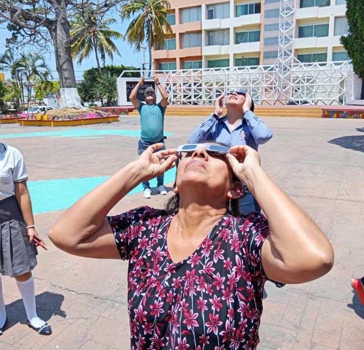 Carmelitas observan el eclipse solar