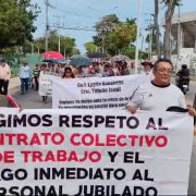 Marcha de inconformidad de trabajadores jubilados de la Unacar