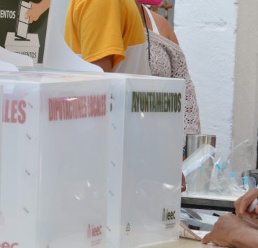 Llama iglesia católica a no caer en el fanatismo político