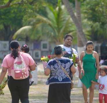 Miles ciudadanos visitaron los panteones