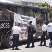 Policías continúan siendo violentados