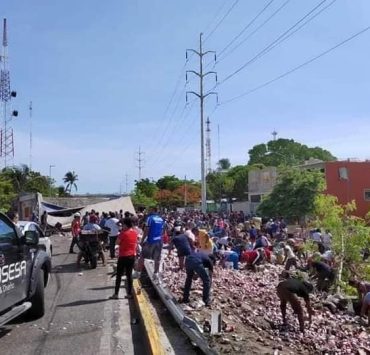 Vuelca tráiler de cervezas en Isla Aguada