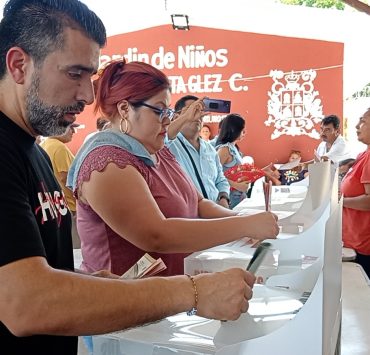Candidato a la alcaldía de Carmen por MOCI acudió a votar con protección