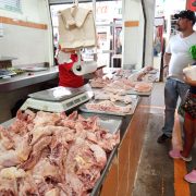 Comerciantes de pollos del mercado AFA venden productos frescos