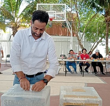 Acude Pablo Gutiérrez Lazarus alcalde del Carmen a emitir su voto