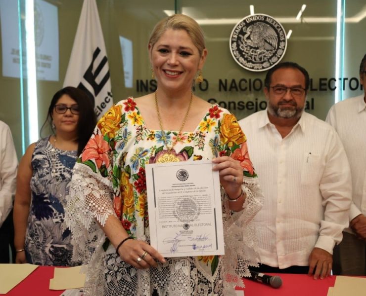 Verónica Camino Farjat recibe su constancia