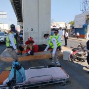 Motociclista se pasa el alto