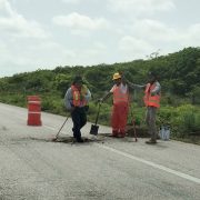 Parchan carretera de Atasta con asfalto de tercera