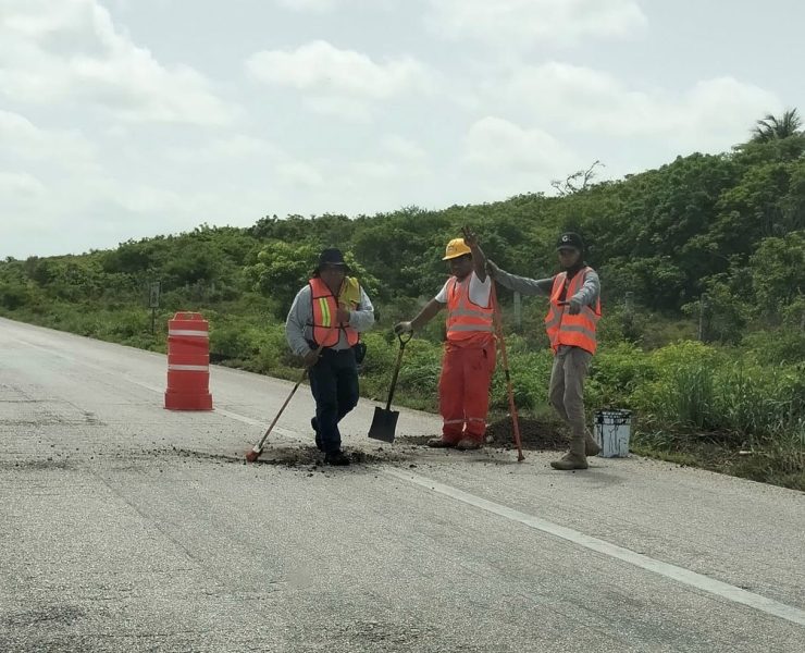 Parchan carretera de Atasta con asfalto de tercera