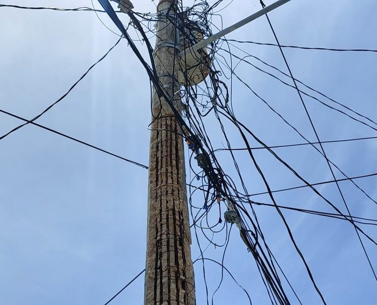 En riesgo familias de la colonia San Nicolás por poste viejo