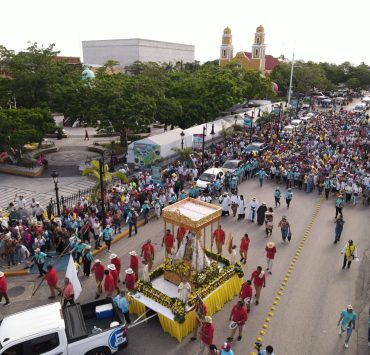 Miles de fieles acompañaron a la Virgen del Carmen en el paseo por tierra