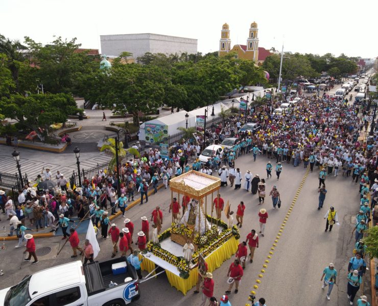 Miles de fieles acompañaron a la Virgen del Carmen en el paseo por tierra