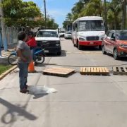 Habitantes del Playón cierran avenida por falta de luz en ese sector