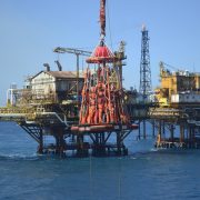 Amenazan obreros paro laboral a bordo de plataformas marinas