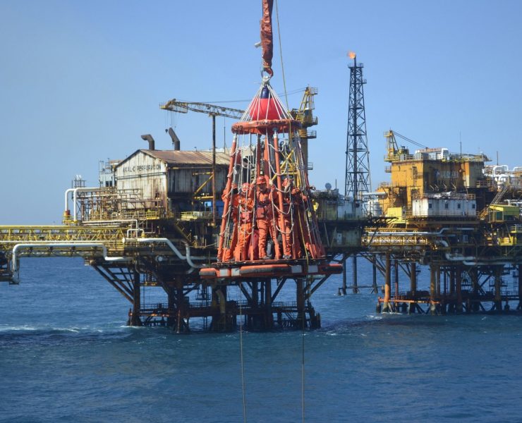 Amenazan obreros paro laboral a bordo de plataformas marinas