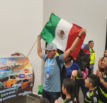 Reciben a atleta carmelita que obtuvo medalla de bronce en Australia