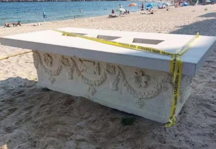 Usaban un sarcófago como mesa en un bar