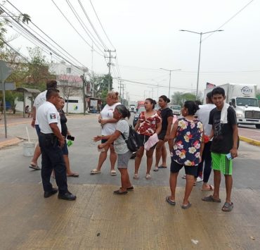 Bloqueos de vialidades por mal servicio de la CFE