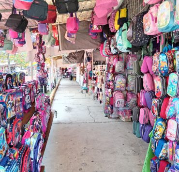 Padres de familia dejan de último la compra de útiles escolares