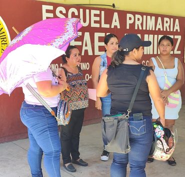 No quieren a la maestra Silvia Sarmiento en la escuela Rafael Ramírez