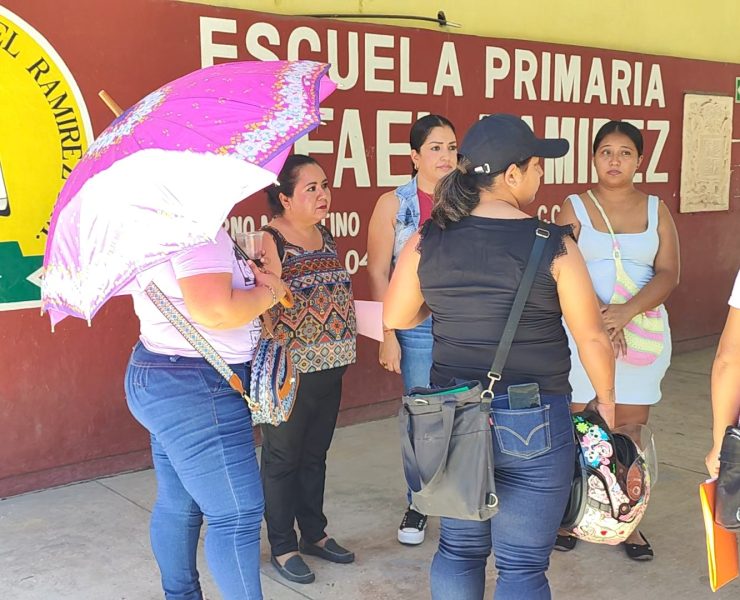 No quieren a la maestra Silvia Sarmiento en la escuela Rafael Ramírez