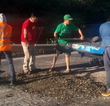 Emprendedores bachean carretera de Atasta