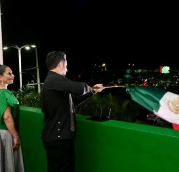 Edil carmelita vitorea a los héroes que nos dieron patria