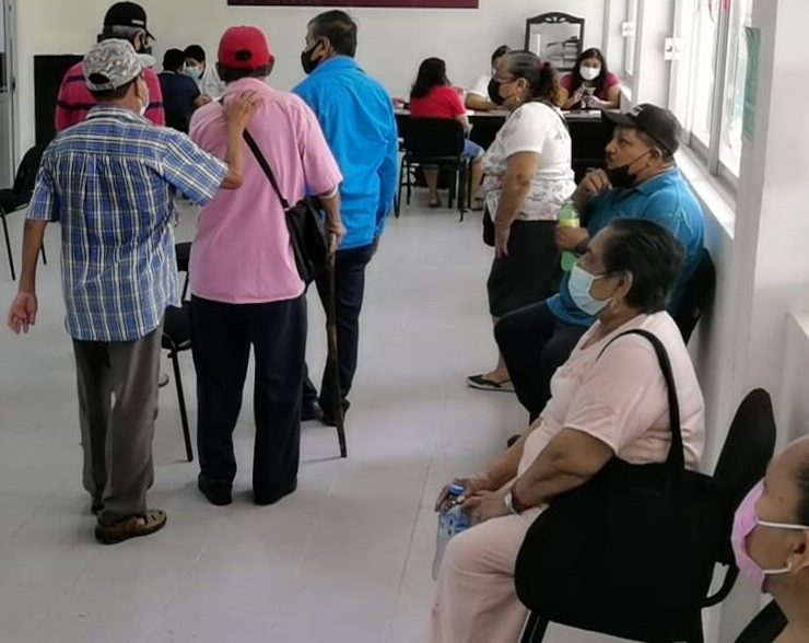 Unos 350 adultos mayores esperan sus tarjetas del INAPAM
