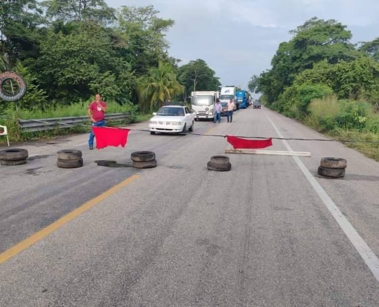 Atastecos bloquearon la carretera federal