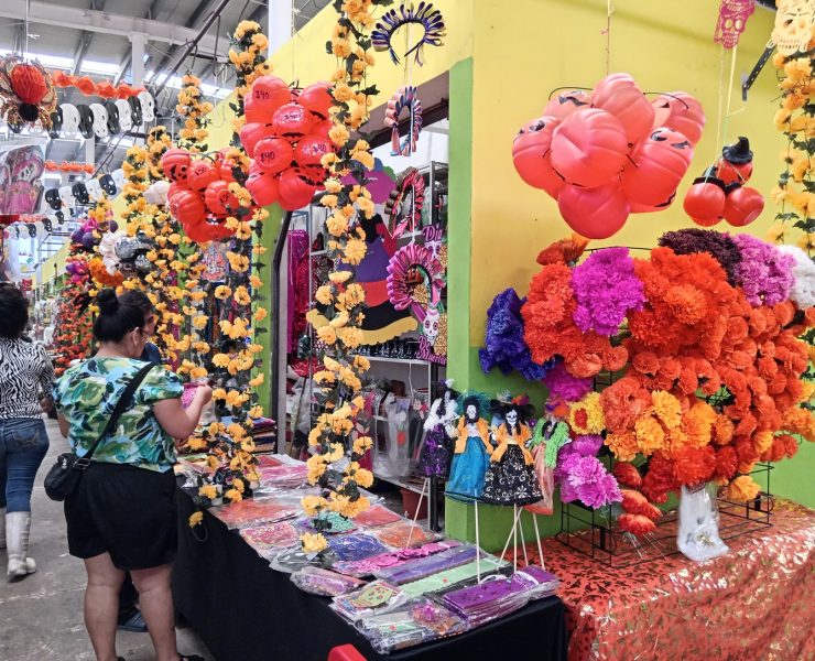 Colorido en el mercado con las características al Día de Muertos