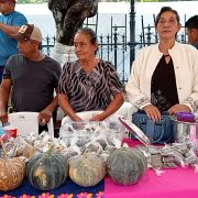 Productores de sembrando vida participan en el tianguis campesino