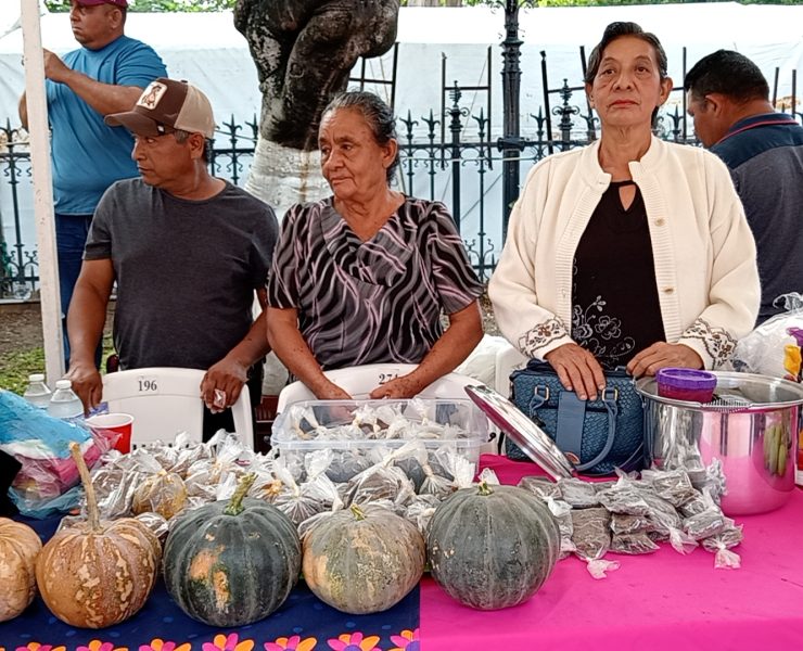 Productores de sembrando vida participan en el tianguis campesino