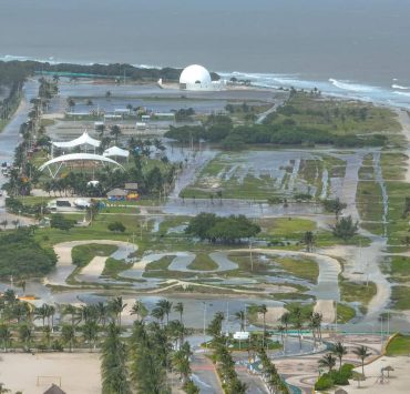 Inundación en Malecón Costero afectó a cocteleros
