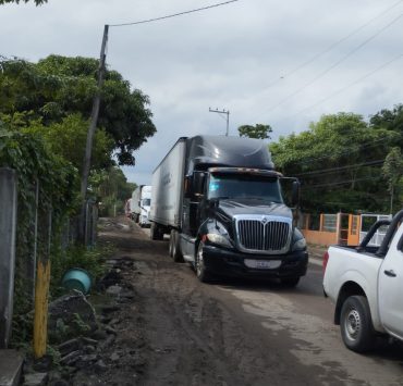 Reconstrucción de carretera de Atasta afecta a transportistas