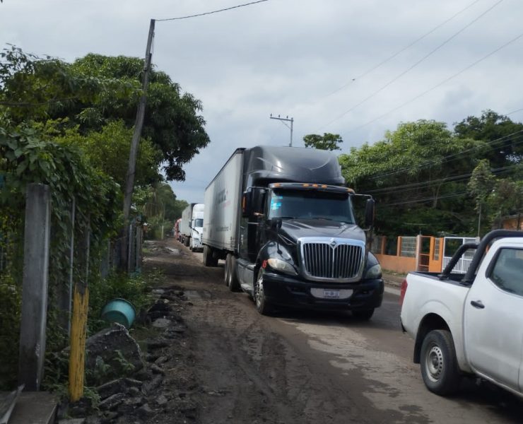 Reconstrucción de carretera de Atasta afecta a transportistas
