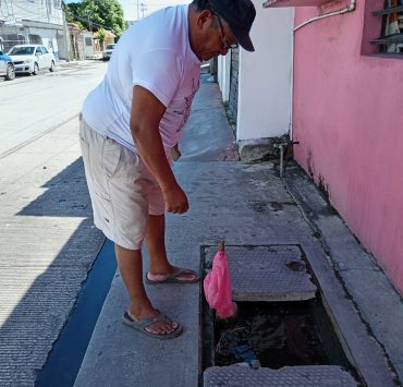 Banqueta canal sin tapa representa un peligro