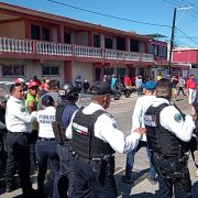 Con gases lacrimógenos dispersan manifestación de pochimóviles