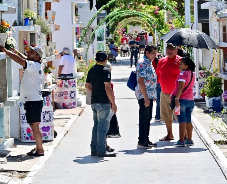 Cientos de carmelitas visitan a sus seres queridos muertos en este día en los panteones
