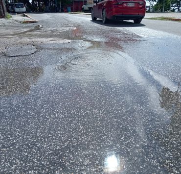 Fuga de agua hace que se pierda miles de litros cúbicos del vital líquido