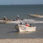 Sector pesquero ribereño afectado por incumplimiento de Pemex