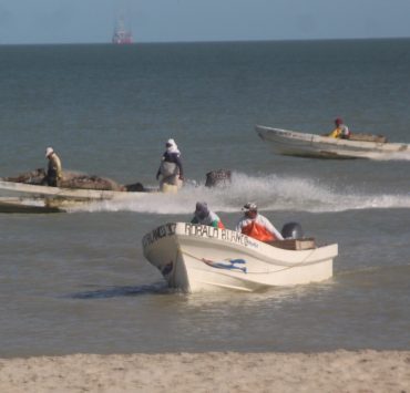 Sector pesquero ribereño afectado por incumplimiento de Pemex