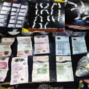 Aseguran a dos masculinos con droga y dinero en efectivo en cateos