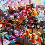 Locatarios invitan a diputados a comprar juguetes al mercado