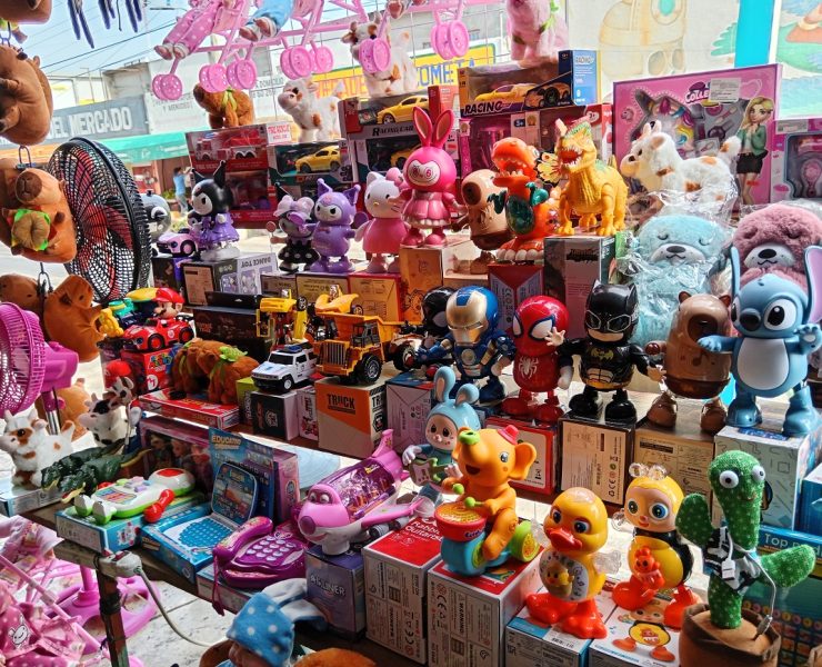 Locatarios invitan a diputados a comprar juguetes al mercado