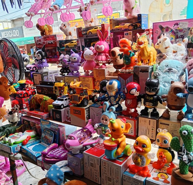 Locatarios invitan a diputados a comprar juguetes al mercado
