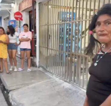 Mujer enferma de sus facultades agresiva y robachicos